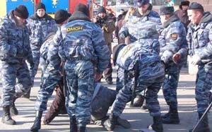 Співробітники спецпоздразделенія «Зубр» влаштували масову бійку біля супермаркету «Сьомий континент» в Москві