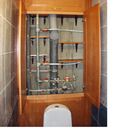 Давно, років 8-10 тому ми навіть не замислювалися, що роблячи ремонт у ванній або туалеті є інший спосіб, окрім дверцята з фанери або ДСП, забезпечити простий доступ до кранів і труб подає воду в наші квартири