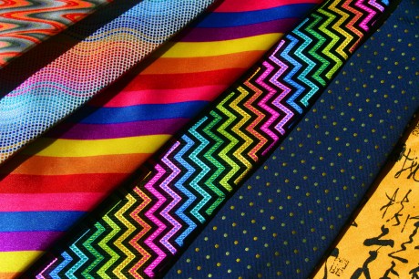Якщо твоя сорочка не однотонна, варто вибирати краватку тон в тон з кольором смужок або іншого візерунка