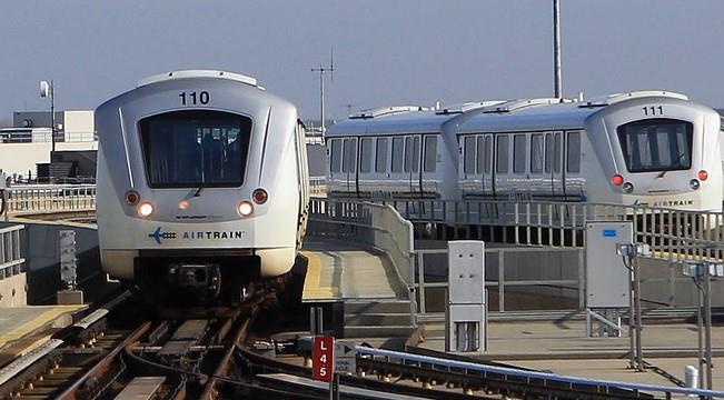 Залізнична система AirTrain, по якій курсують поїзди між терміналами аеропорту імені Кеннеді, пов'язує аеровокзал з метрополітеном Нью-Йорка
