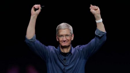 Що ж, компанія Apple все-таки виграла гонку і стала першою американською компанією вартістю 1 трильйон доларів