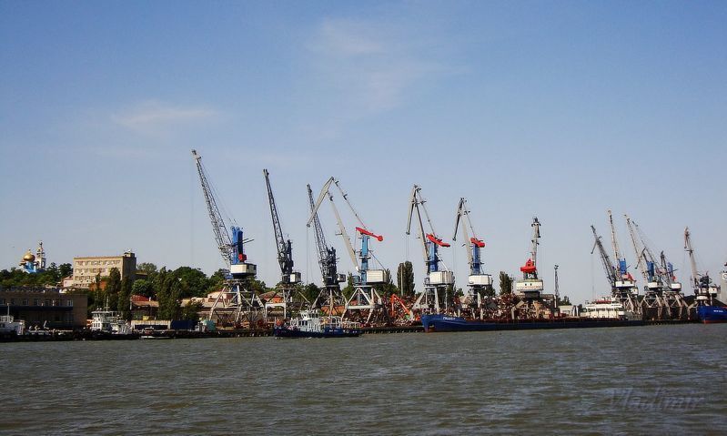 Порт обробляє навалочні, лісові, вантажі, метал, зернові вантажі, контейнери