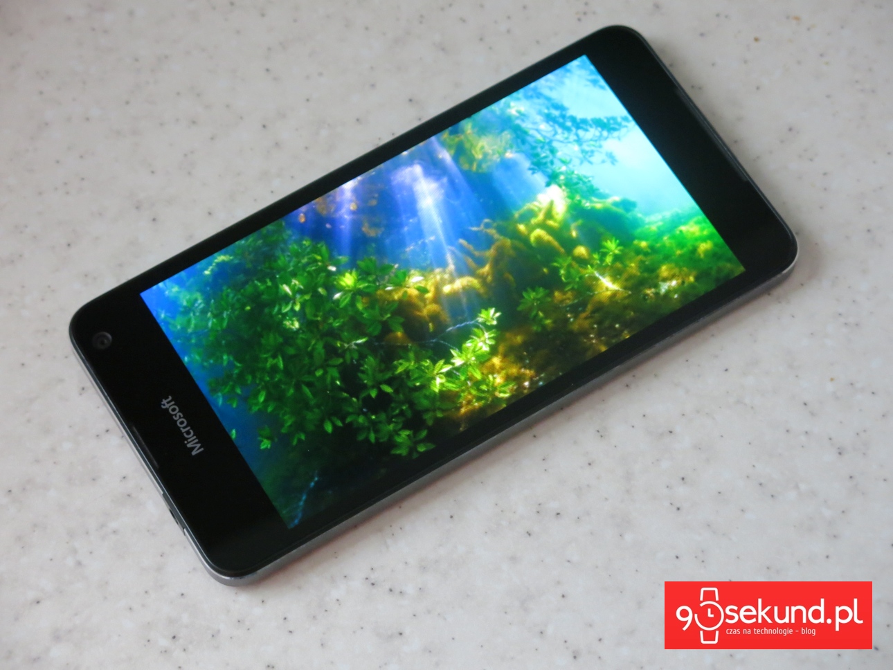 Картинка великолепная, цвета идеально насыщенные, черный - глубокий, яркость очень высокая, поэтому даже в солнечные дни у Lumia 650 нет проблем с отображением читаемого контента