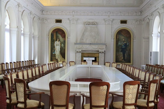 У Білому залі палацу, саме там, де проходила і Ялтинська конференція, а російські імператори, свого часу, вирішували питання управління імперією, з 2004 року регулярно проводяться саміти Ялтинської Міжнародної Стратегії, куди прибувають глави багатьох держав