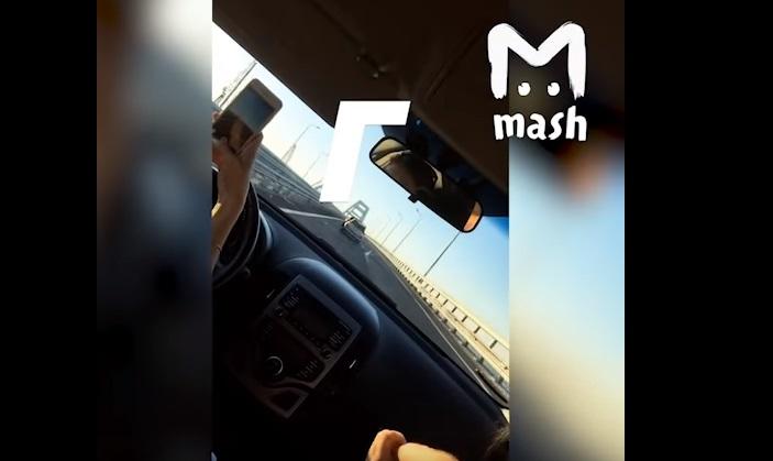 Дівчина вирішила зняти поїздку по Кримському мосту на відео і влаштувала ДТП в прямому ефірі
