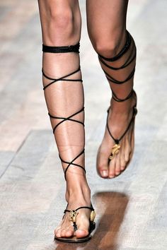 У 2019 модні сандалі в стилі мінімалізму, без надмірностей, такі як пропонує Валентино