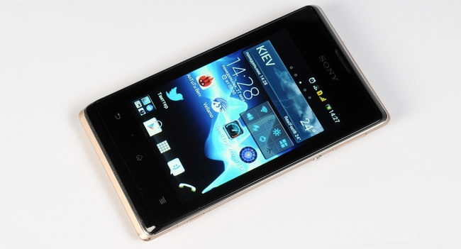 Смартфон Sony Xperia E Dual - це одне з найбільш доступних пристроїв виробника з підтримкою двох SIM-карт випущених в 2013 році