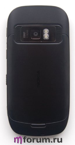 На задній панелі Nokia С7 - модуль камери, подвійний світлодіодний спалах і два стереодинаміки