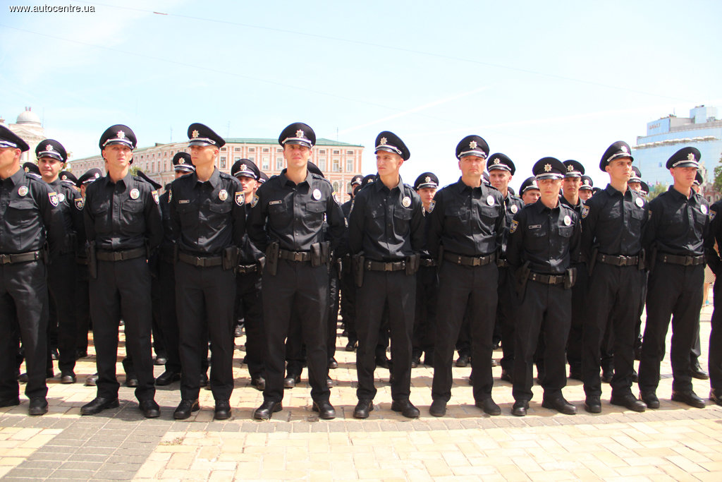 Працівники нової патрульної служби Києва заступили на своє перше чергування в суботу, 4 липня о 21:00 - в той же день, коли відбулася офіційна церемонія здачі присяги співробітниками