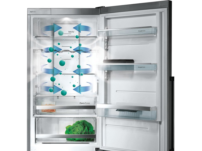 Особливо актуальна така функція, якщо у вас скляні полки без прорізів - так в холодильнику не буде запахів і продукти краще збережуться