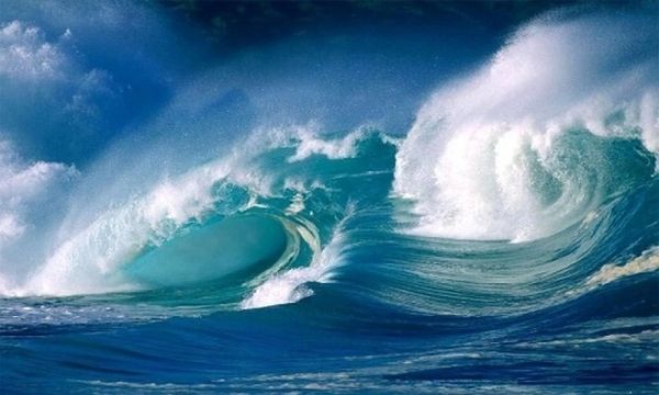 Зазвичай морські хвилі не розбиваються до тих пір, поки не досягнуть берега