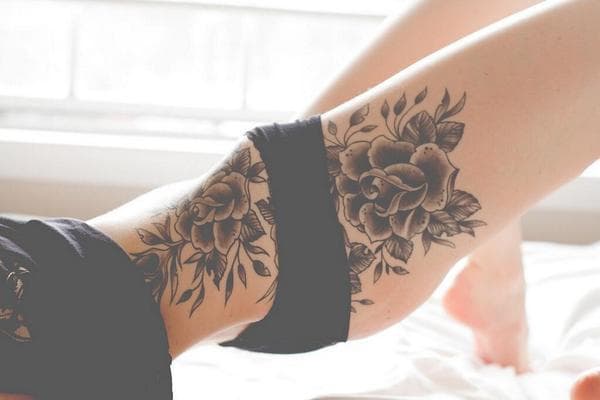 Модні в 2016 році татуювання - це не тільки звичні (і, відверто кажучи, всім набридли) троянди, але й інші, не менш прекрасні квіти: сакура, ромашка, лілія, ірис