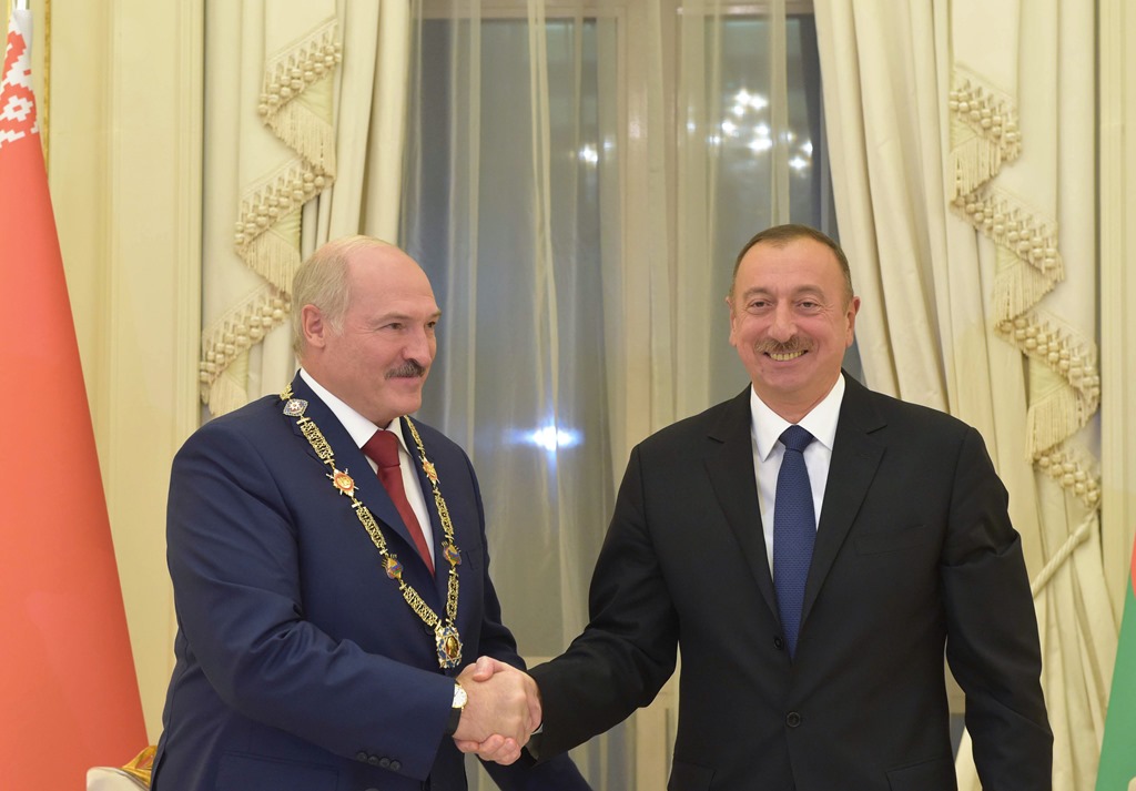 Лідери двох країн обговорили стан і перспективи розвитку білорусько-азербайджанських відносин, в тому числі торгово-економічне співробітництво, роботу по коопераційним проектам, взаємодія в сфері інвестицій, агропромислового комплексу, спорту